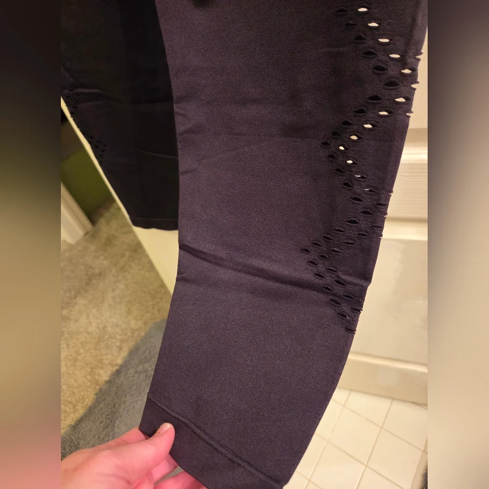 Lane Bryant LIVI Ultra High-Rise LIVI Soft 7/8 Legging with cut-out design - Picture 3 of 5